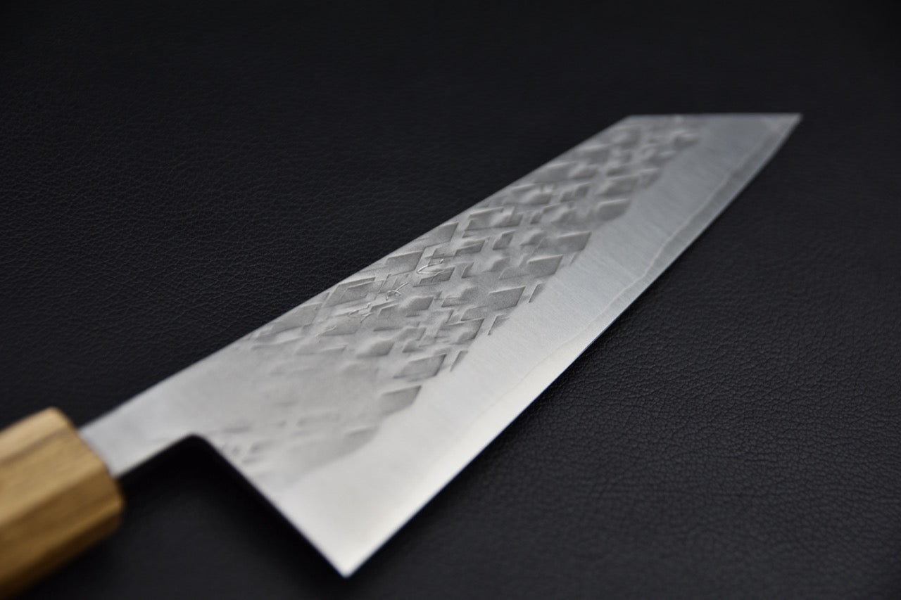 Couteau japonais bunka SKD-11 — vue rapprochée de la lame avec finition tsuchime martelée
