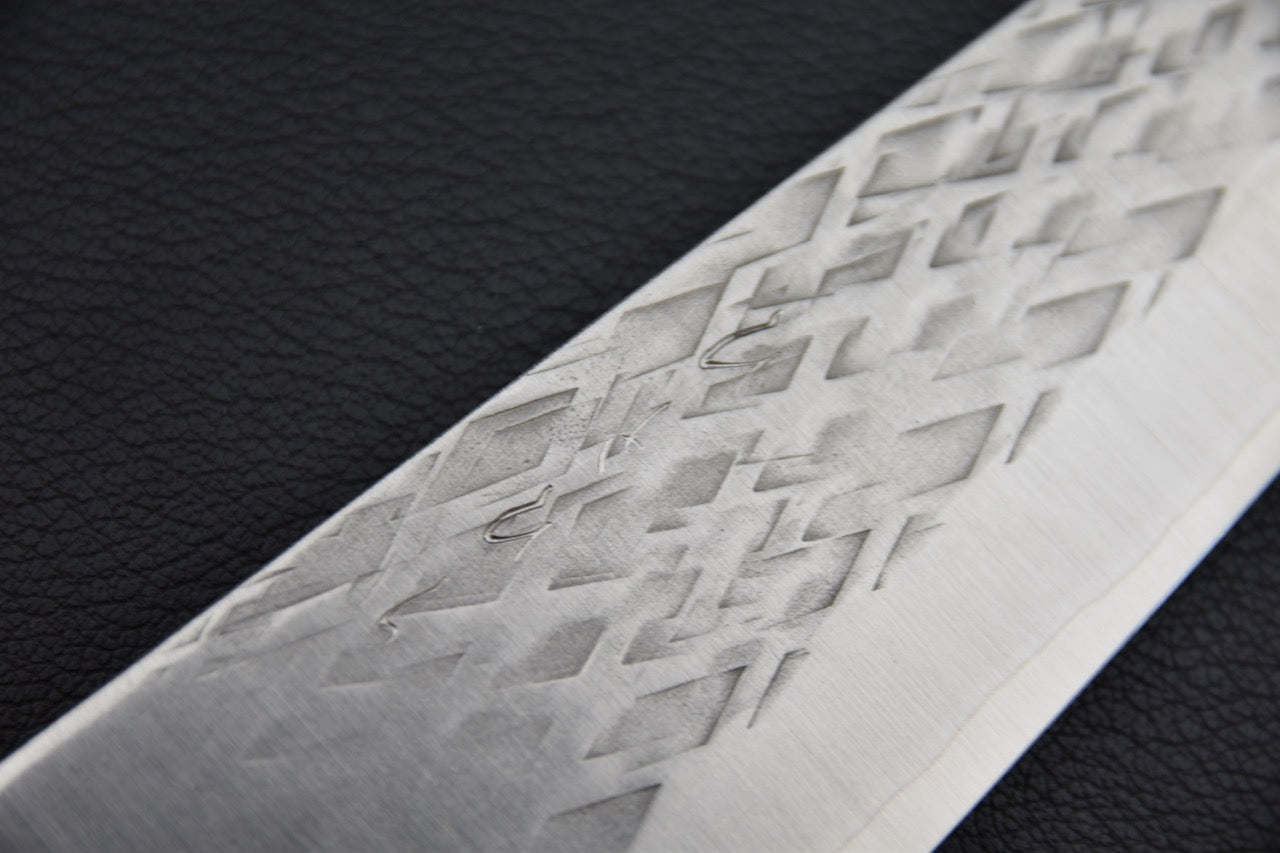 Couteau japonais bunka — gros plan sur la finition tsuchime, détail des alvéoles martelées sur le flanc de lame
