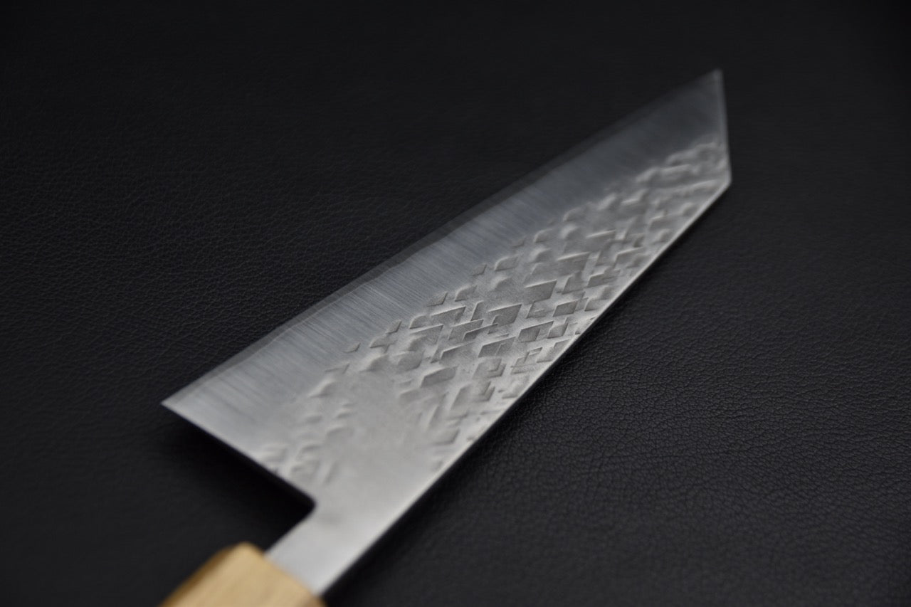 Couteau japonais bunka SKD-11 — vue de la lame côté pointe, finition tsuchime et tranchant poli