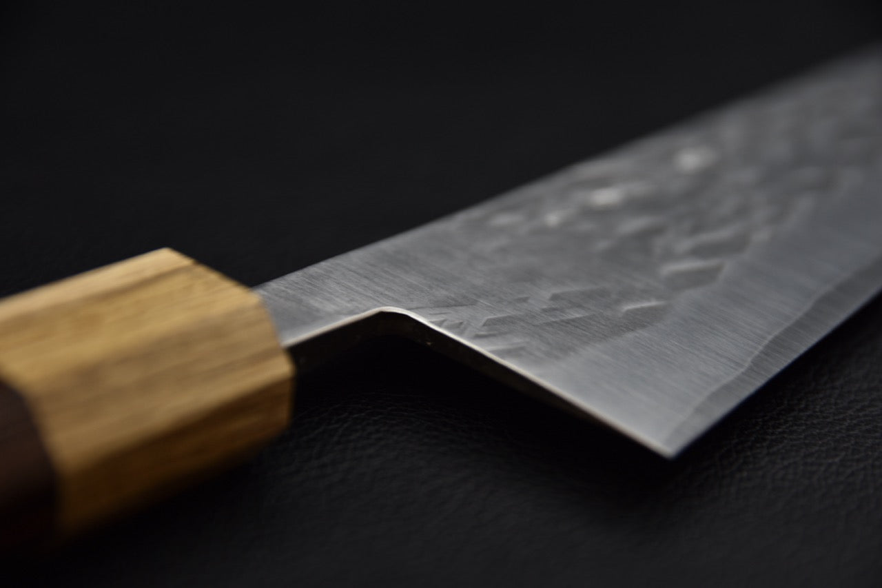Couteau japonais bunka — jonction lame et manche, virole en bois clair et talon de lame