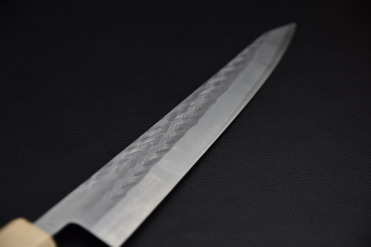 Hitohira TD sujihiki 240 mm — détail de la finition tsuchime martelée sur le flanc de lame