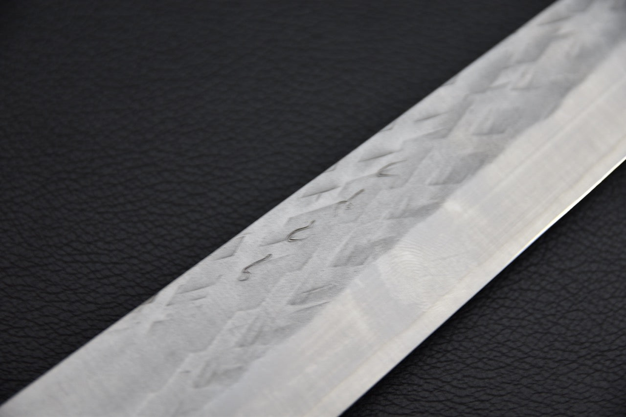 Hitohira TD sujihiki 240 mm — gros plan sur les empreintes de marteau au centre de la lame