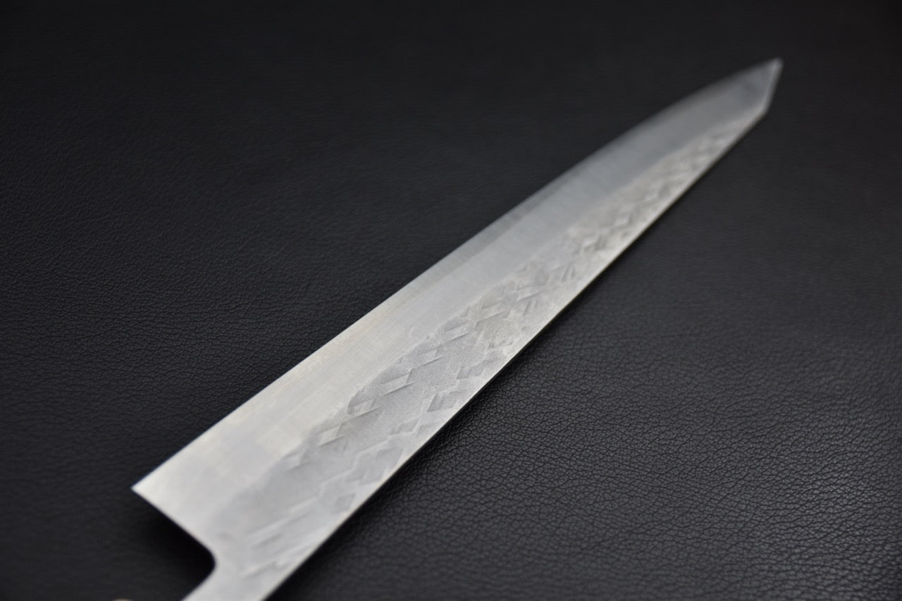 Hitohira TD sujihiki 240 mm — profil de la lame vers la pointe, finition tsuchime visible