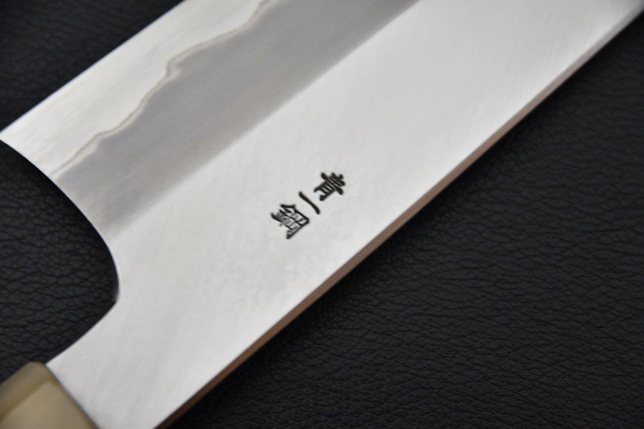 Gyuto couteau japonais — détail de la finition migaki sur le corps de lame