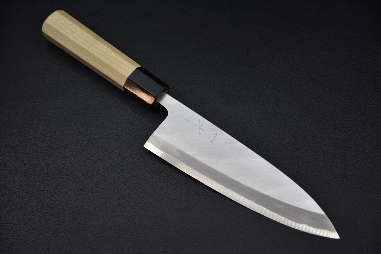 Couteau Deba Hitohira Togashi Aogami 2 avec manche en bois de Ho sur fond noir