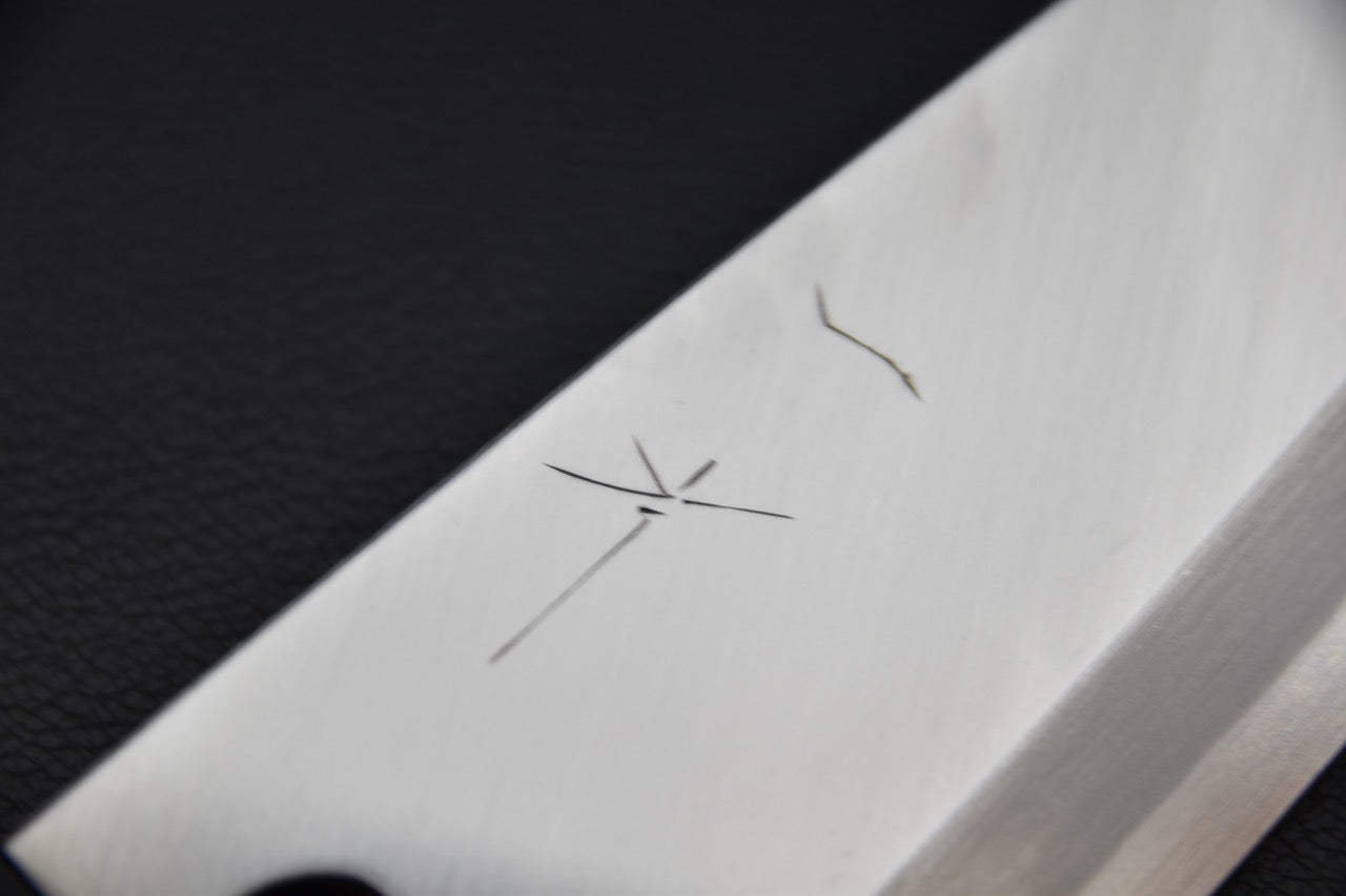 Couteau Deba Hitohira avec lame en acier Aogami 2, détail de gravure sur fond noir