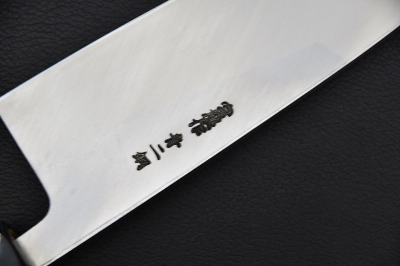 Couteau Deba Hitohira avec lame en acier Aogami 2 et inscriptions japonaises sur fond noir