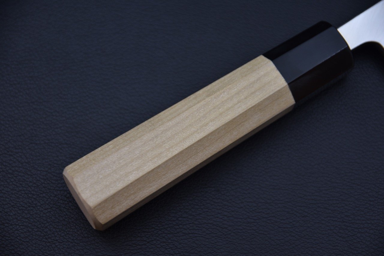 Poignée en bois de Ho d'un couteau Deba, design élégant sur fond noir