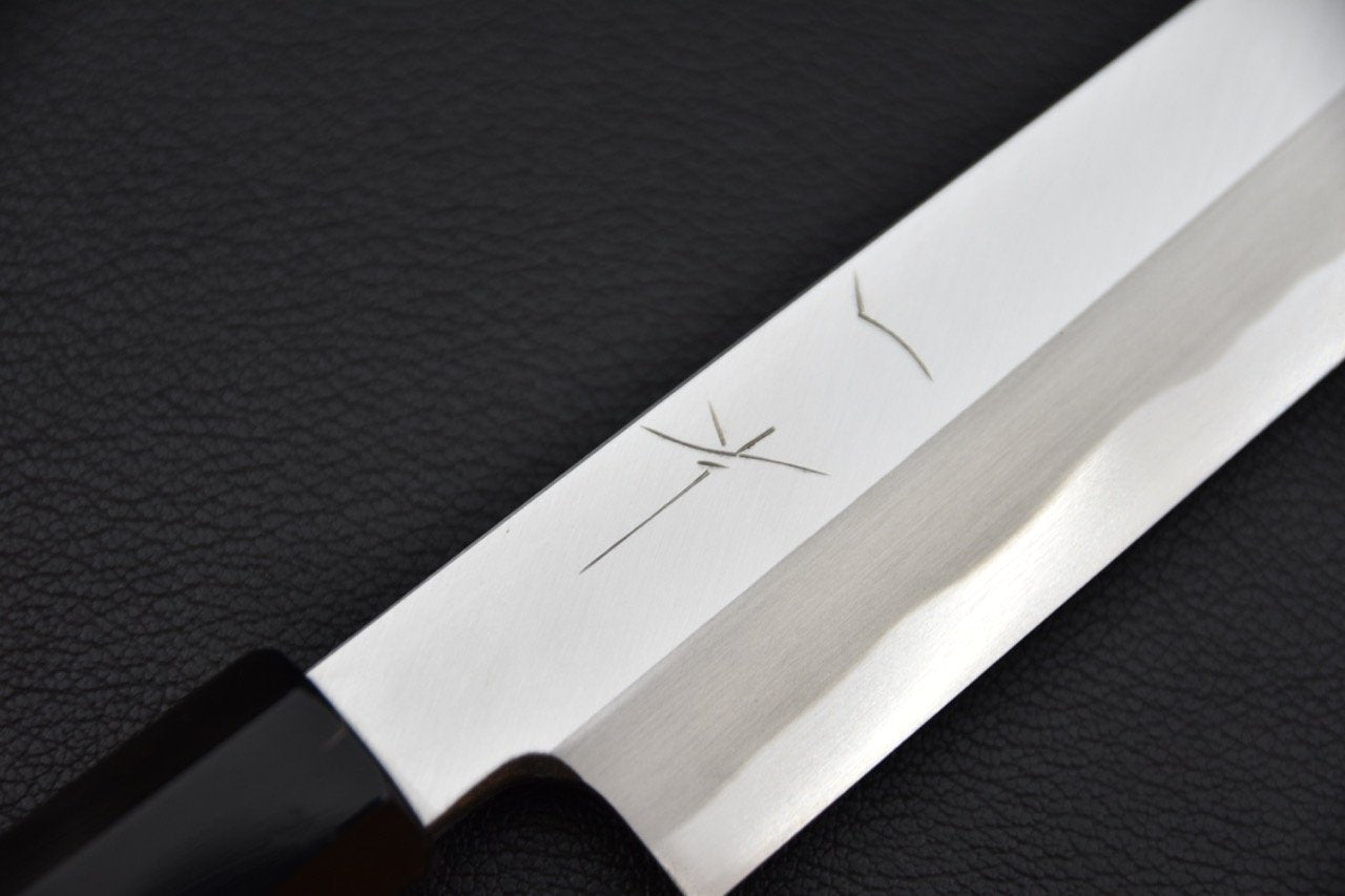 Couteau Yanagiba Hitohira en acier Aogami 2 avec manche bois de Ho sur fond noir