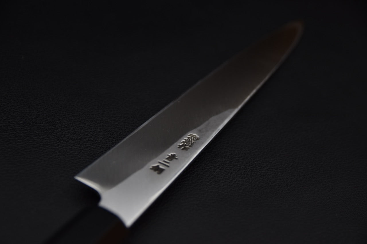 Couteau Yanagiba de 240 mm avec lame en acier Aogami 2 sur fond noir