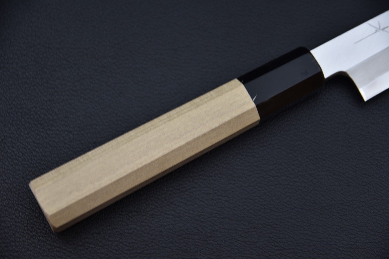 Couteau Yanagiba 240 mm avec manche en bois de Ho sur fond noir
