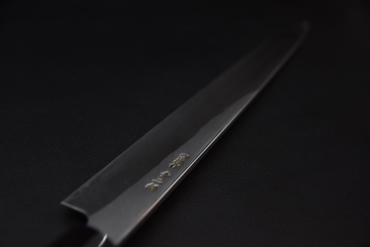 Couteau Yanagiba avec lame en acier Aogami 2 sur fond noir