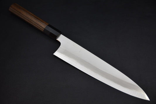 Hitohira Togashi gyuto 240 mm — vue complète, couteau japonais en Shirogami #1, finition migaki
