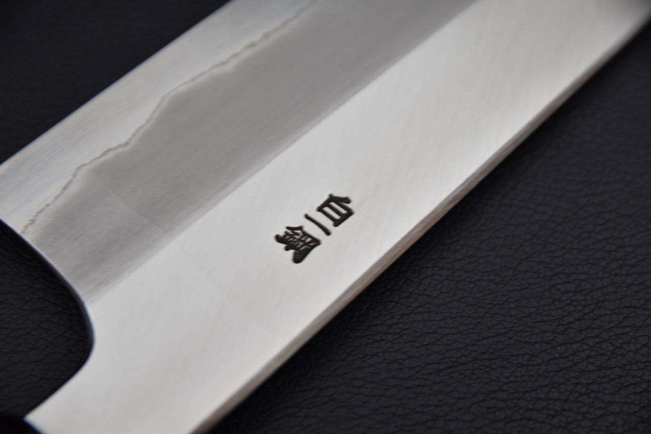 Hitohira Togashi gyuto 240 mm — manche wa en ébène, détail grain, couteau japonais