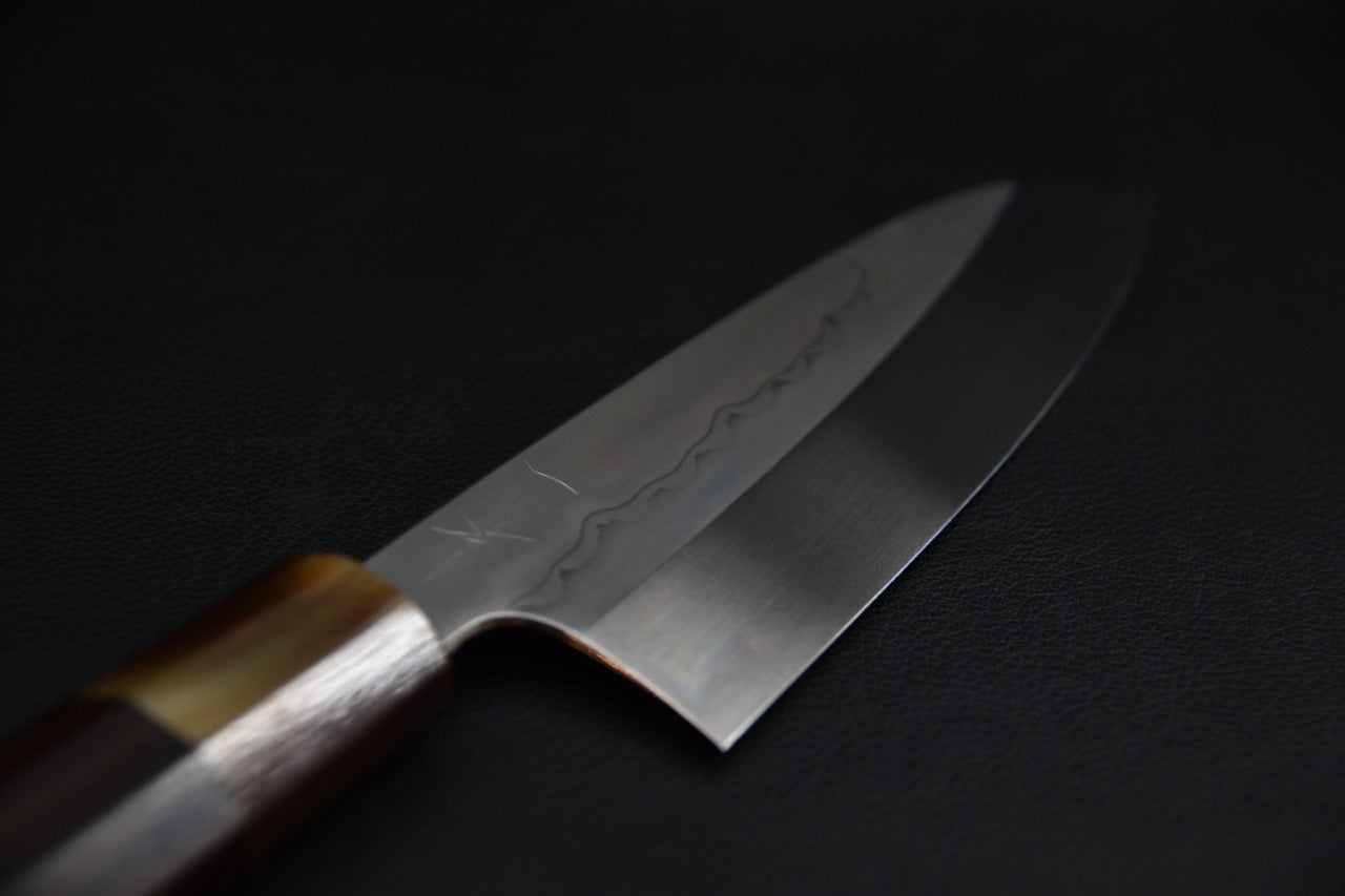 Hitohira Togashi santoku 180 mm — détail du tranchant et du biseau concave