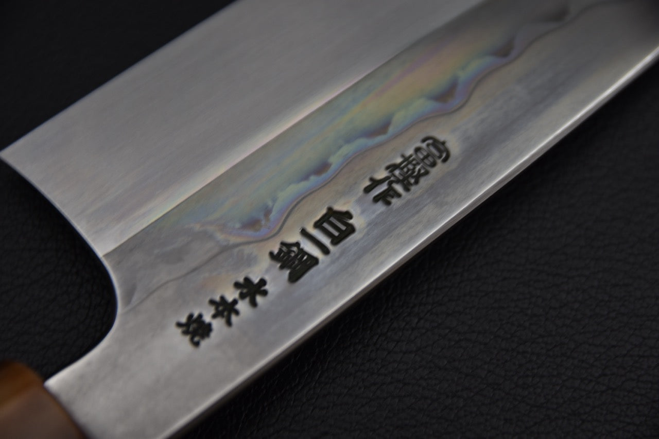 Hitohira Togashi santoku 180 mm — détail de la surface du jigane forgé