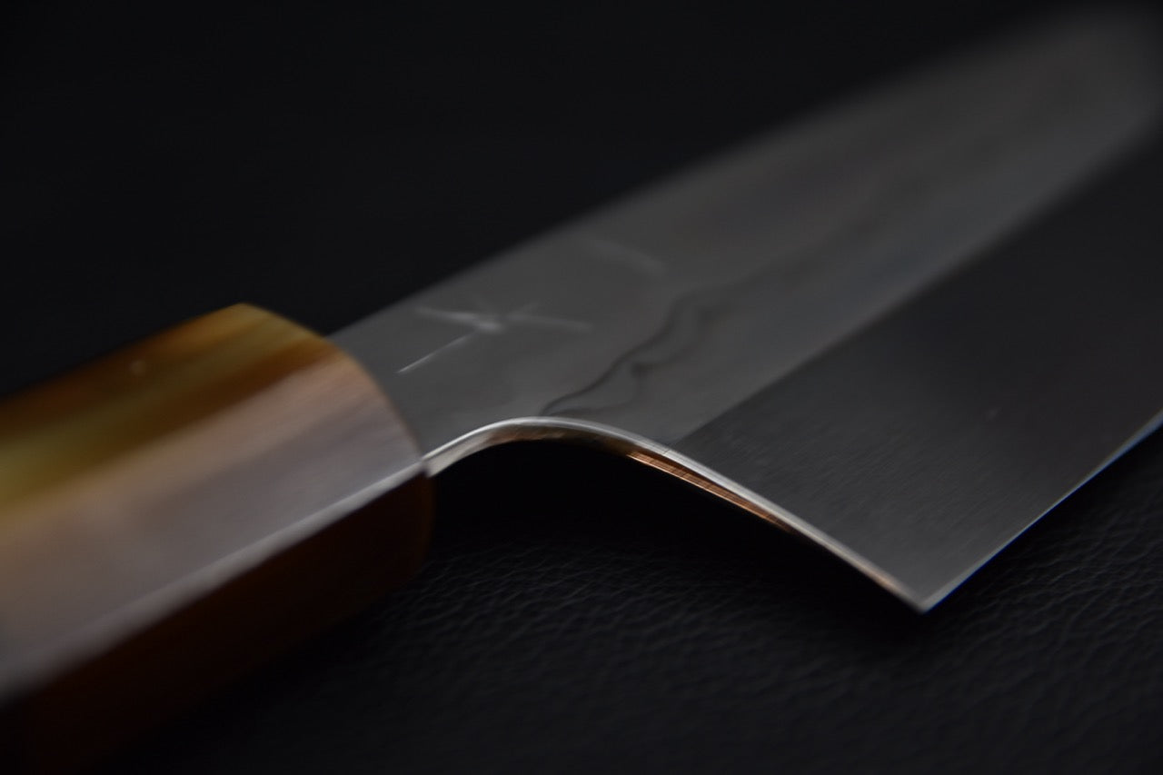 Hitohira Togashi santoku 180 mm — vue d'ensemble sur fond neutre, couteau japonais