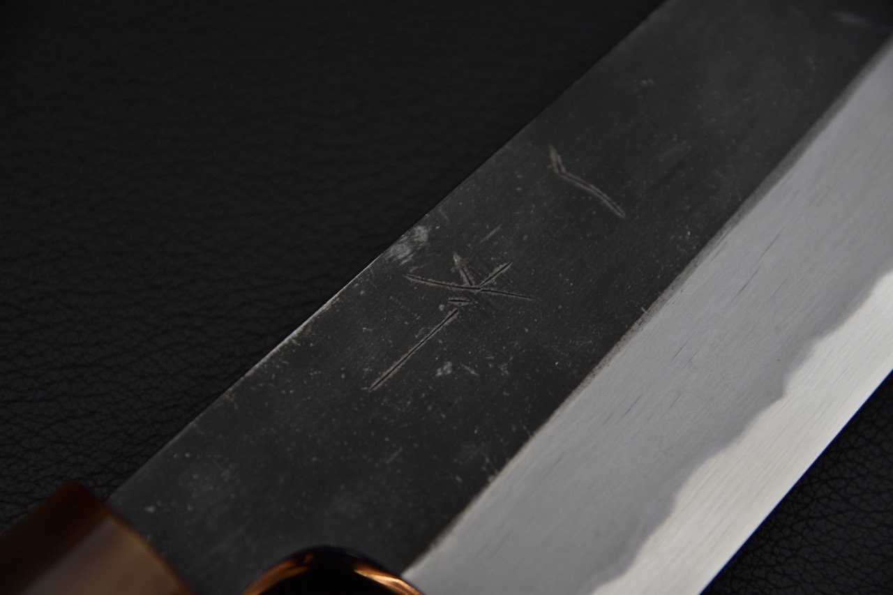 hitohira-togashi-shirogami-2-kurouchi-kiritsuke-gyuto-210mm-yakusugi_3.jpeg,Hitohira Togashi Shirogami #2 Kurouchi Kiritsuke Gyuto 210mm Yakusugi - vue 3

