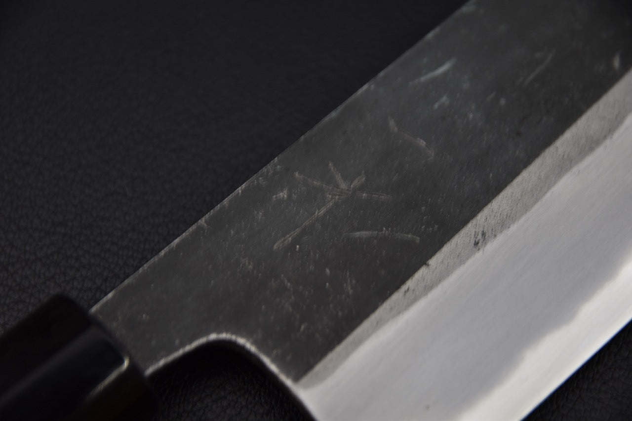 Hitohira Togashi nakiri couteau japonais — détail de la finition kurouchi sur le corps de lame