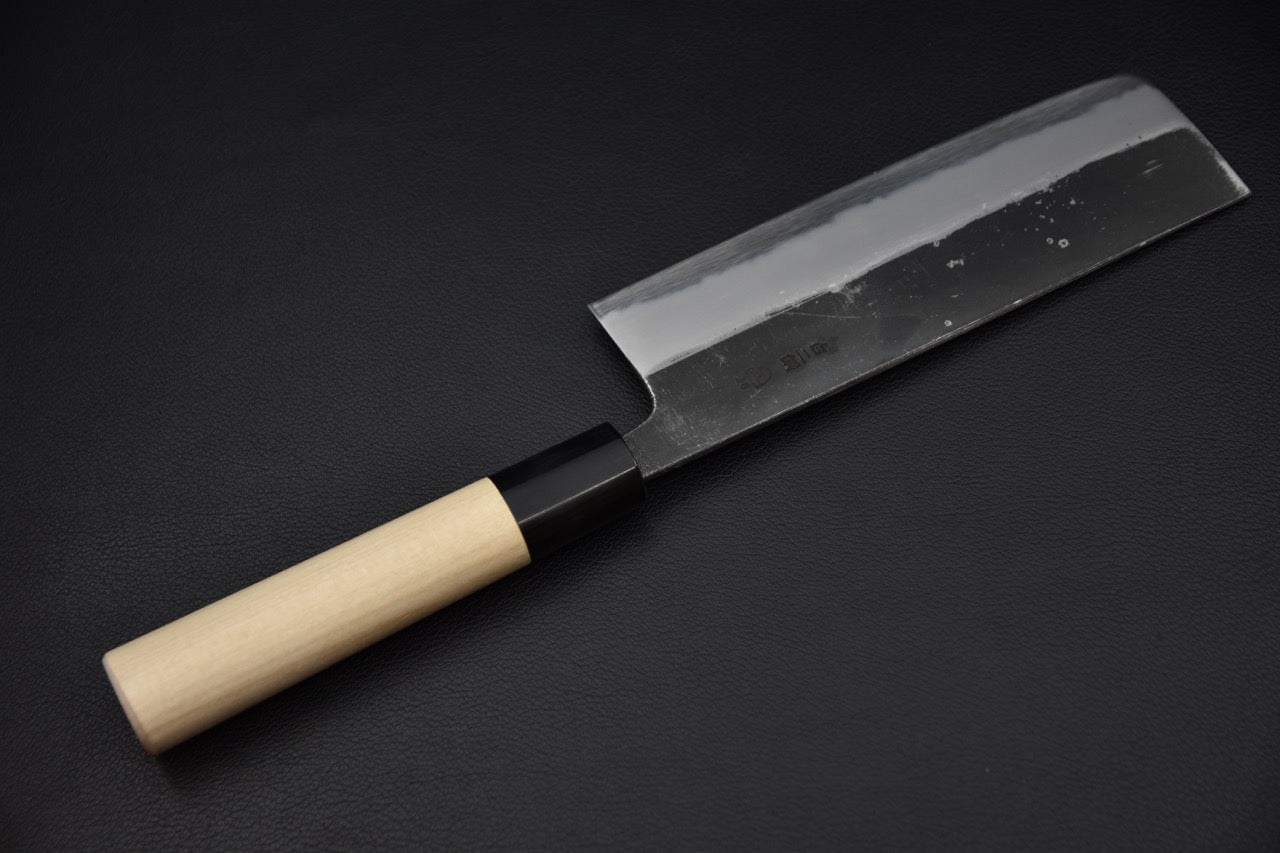 Hitohira Togashi nakiri couteau japonais — biseau poli, contraste avec le kurouchi