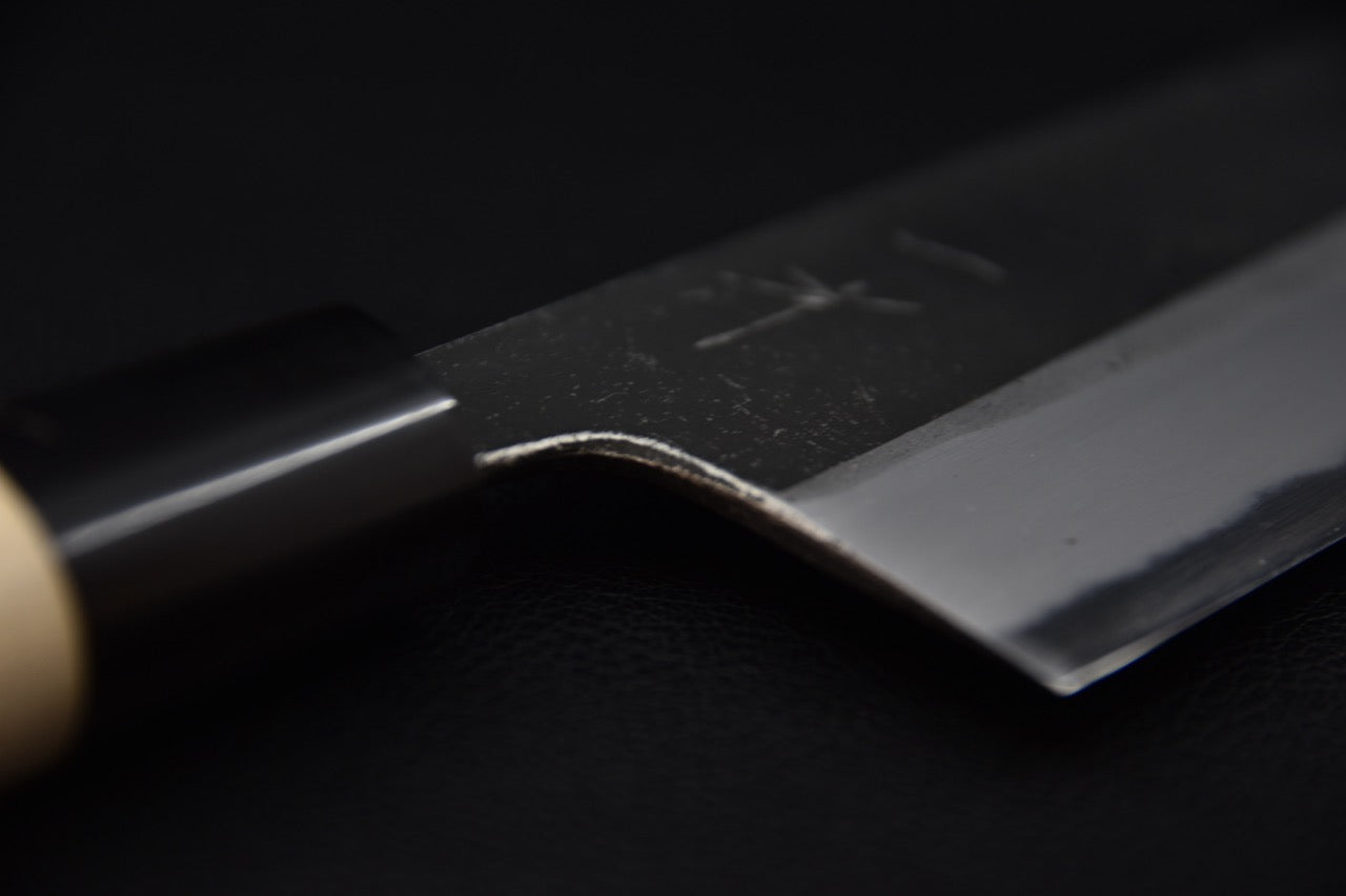 Hitohira Togashi nakiri couteau japonais — vue du dos de la lame, finition kurouchi