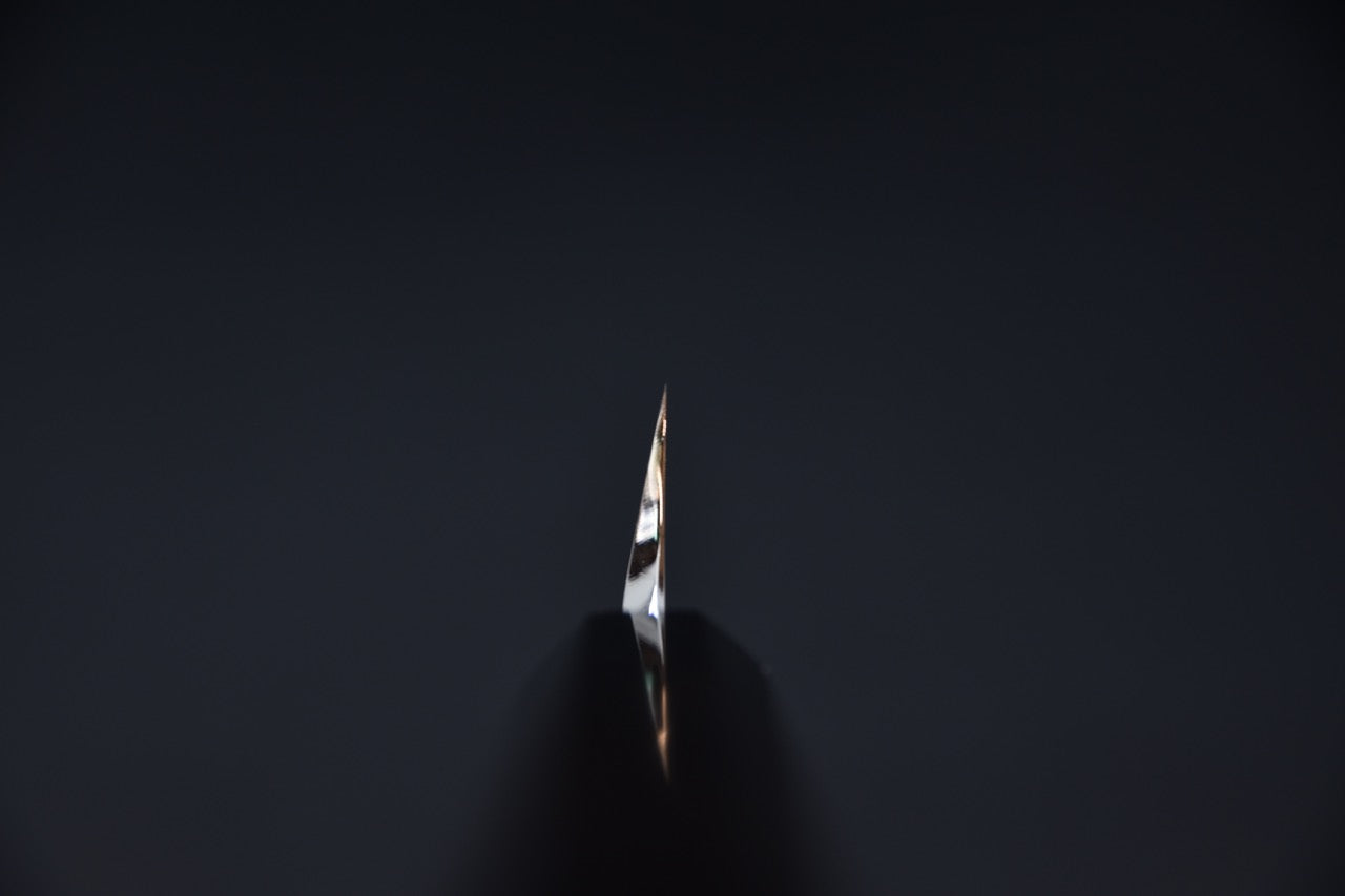 Gros plan sur le talon du Kiritsuke yanagiba sur fond sombre