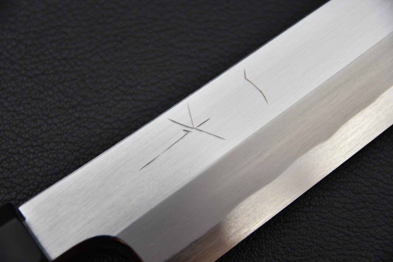 Couteau japonais Kiritsuke yanagiba avec lame en acier poli et manche en ébène sur fond noir