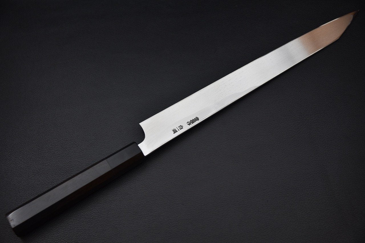 Couteau japonais Kiritsuke yanagiba avec lame en acier Shirogami et manche en ébène sur fond noir