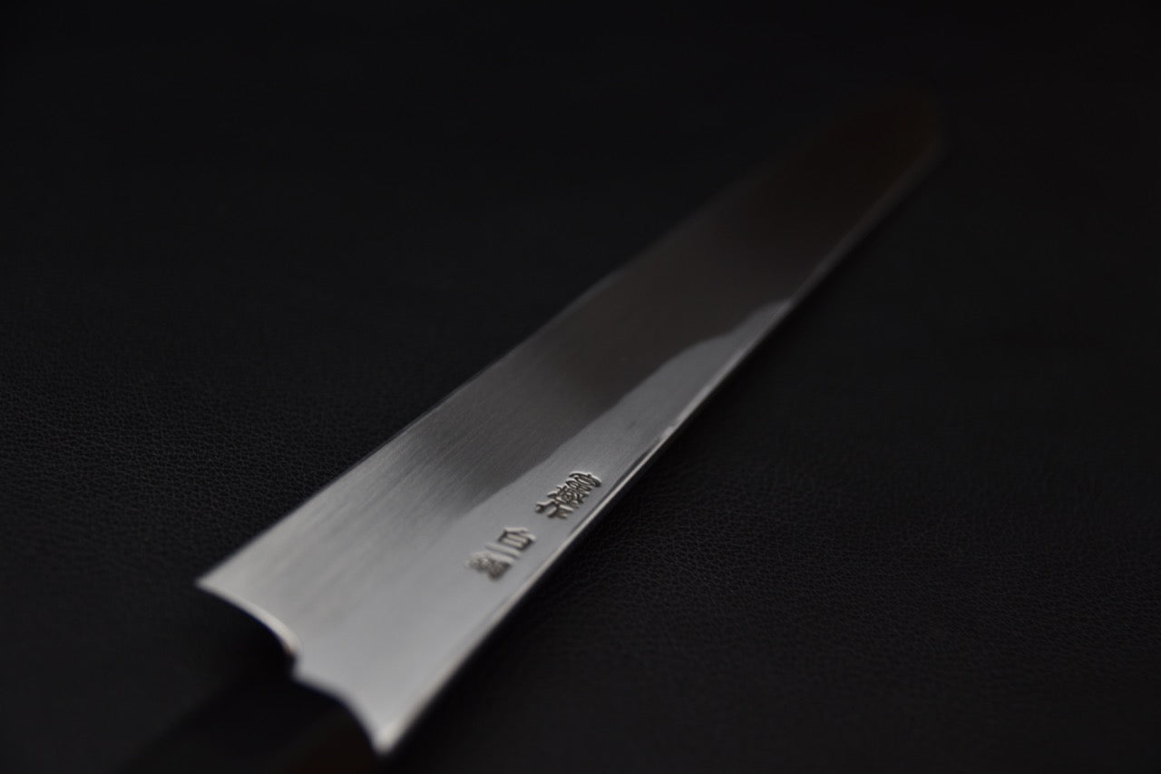 Couteau japonais Kiritsuke yanagiba avec lame en acier Shirogami sur fond noir