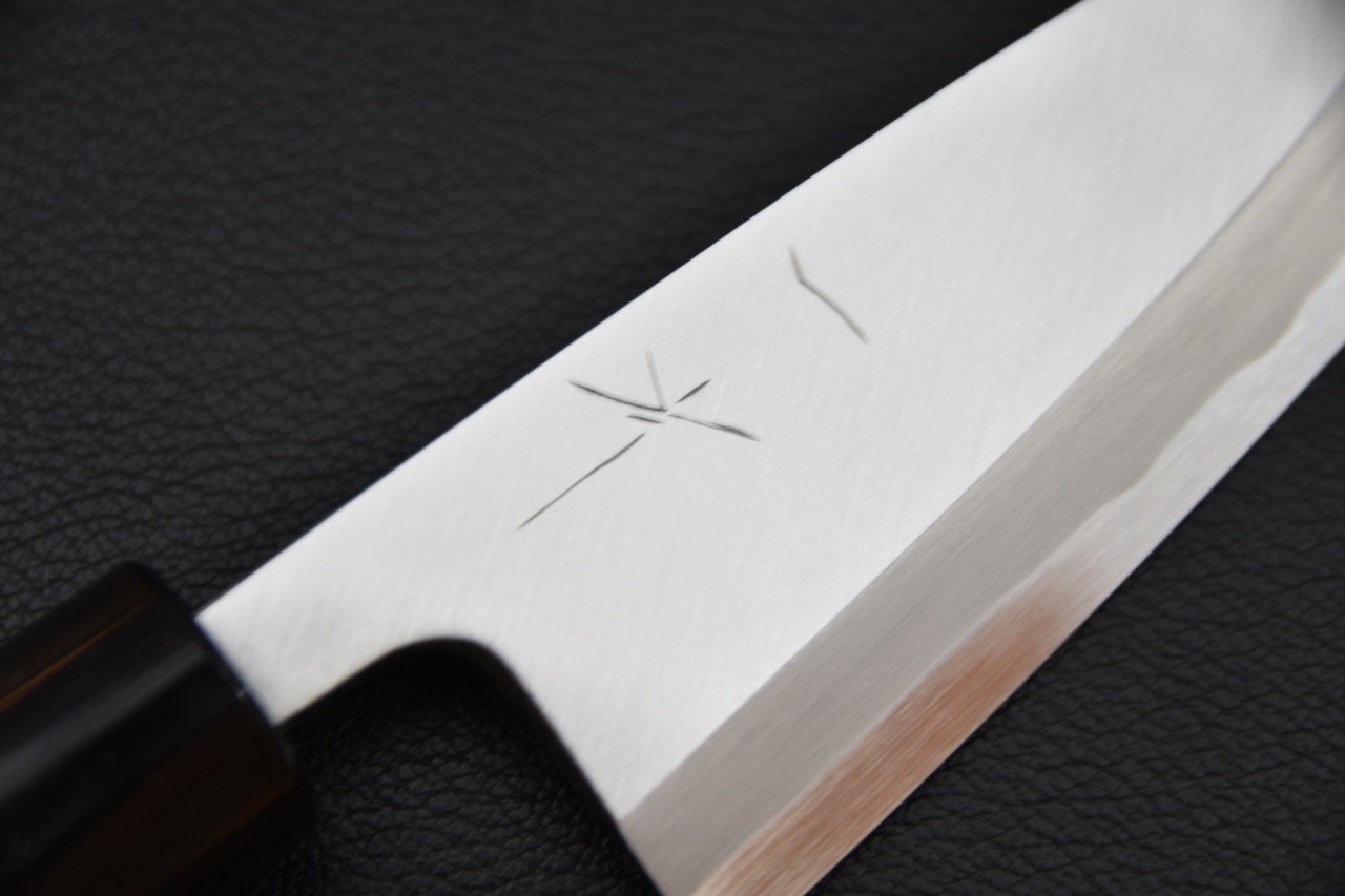 Couteau Deba Togashi 120 mm en acier Shirogami 2 sur fond noir