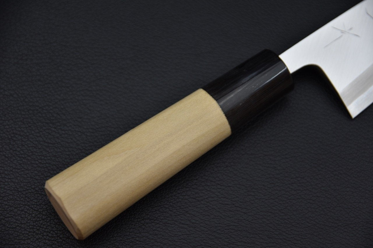 Couteau Hitohira Deba Togashi avec manche en bois de Ho sur fond noir