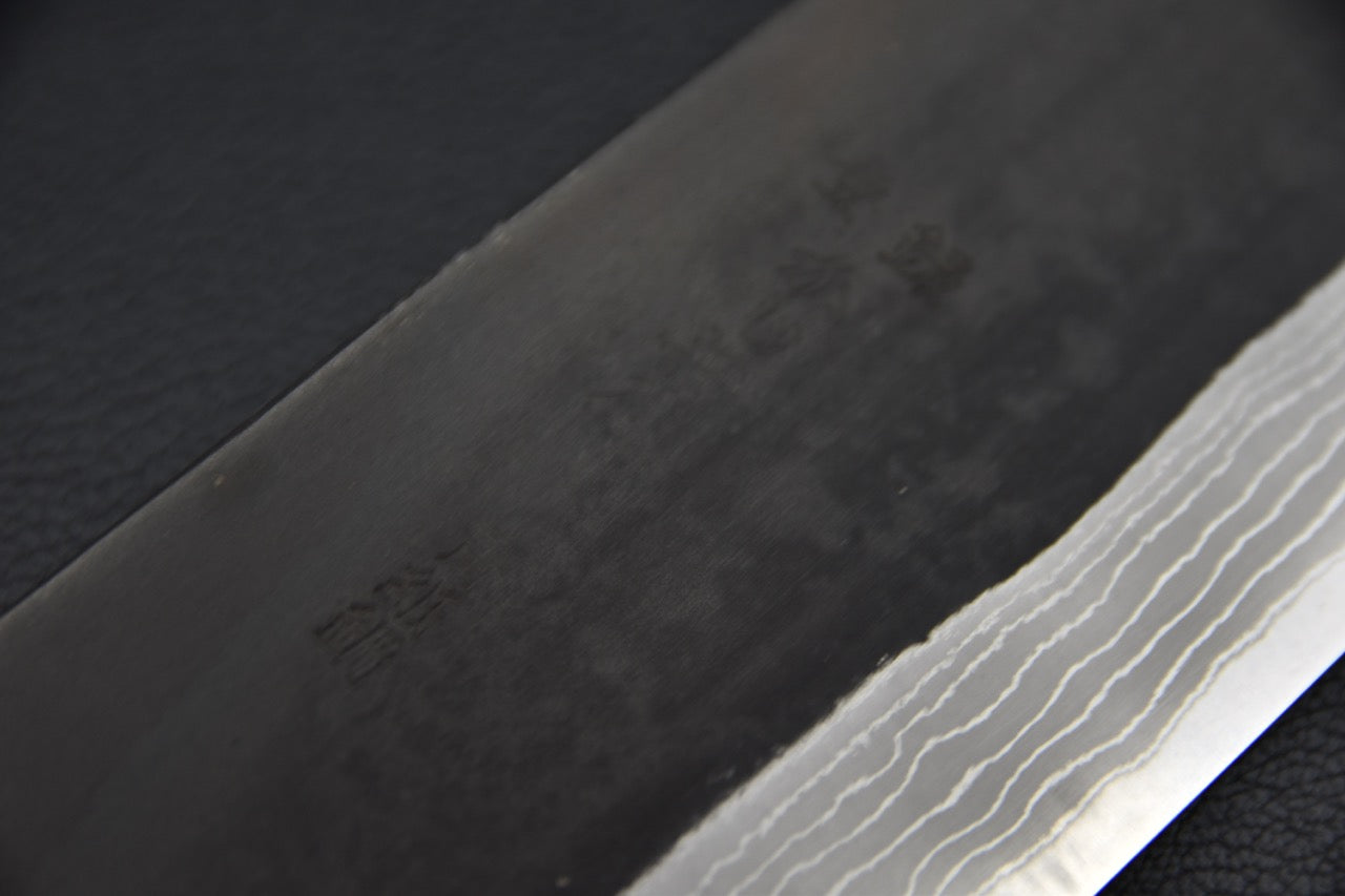 Nakiri couteau japonais — détail de la finition kurouchi sur le corps de lame