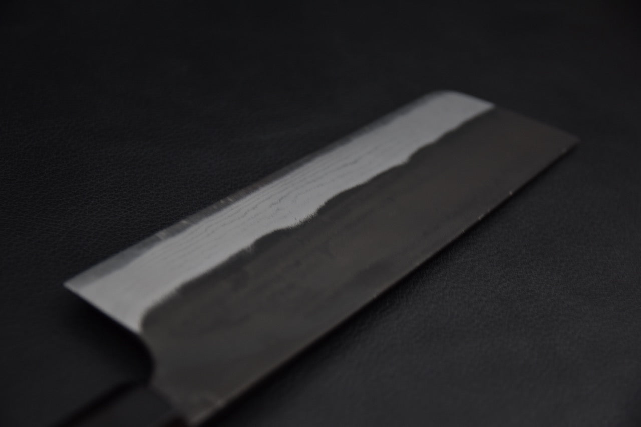 Nakiri couteau japonais — vue du tranchant et de la ligne hagane