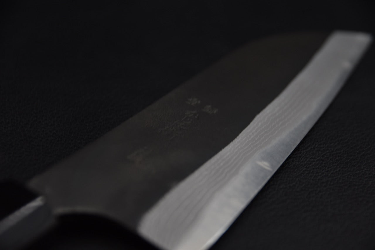 Santoku couteau japonais — profil de lame, finition kurouchi mate