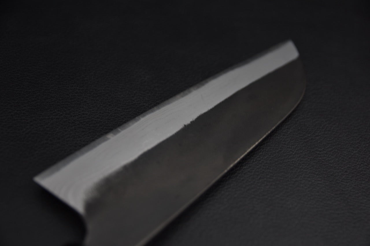 Santoku couteau japonais — détail du talon et de la jonction manche-lame