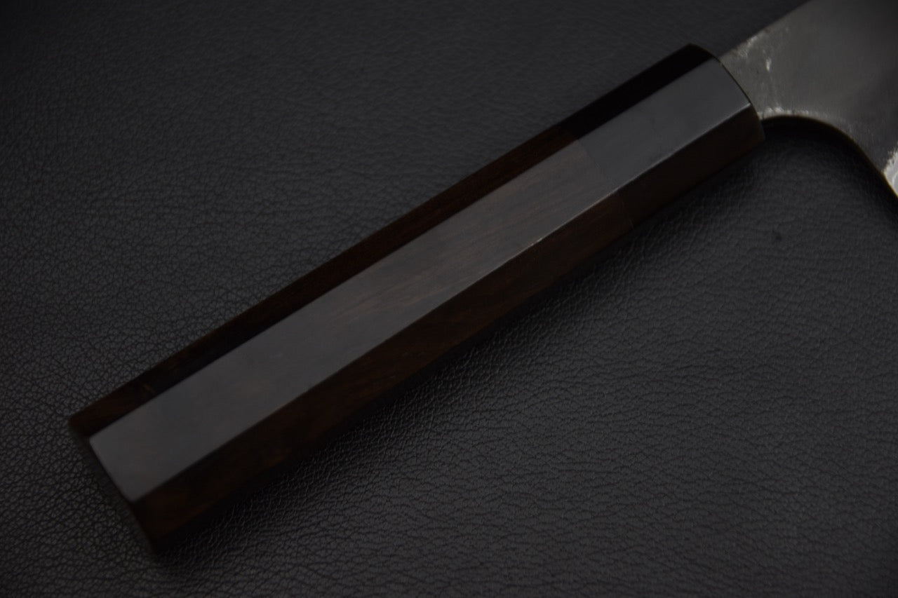 Santoku couteau japonais — vue du dos de lame, peau de forge kurouchi