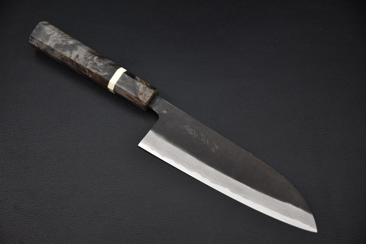 Couteau Santoku 165 mm en acier Aogami avec manche en bouleau sur fond noir