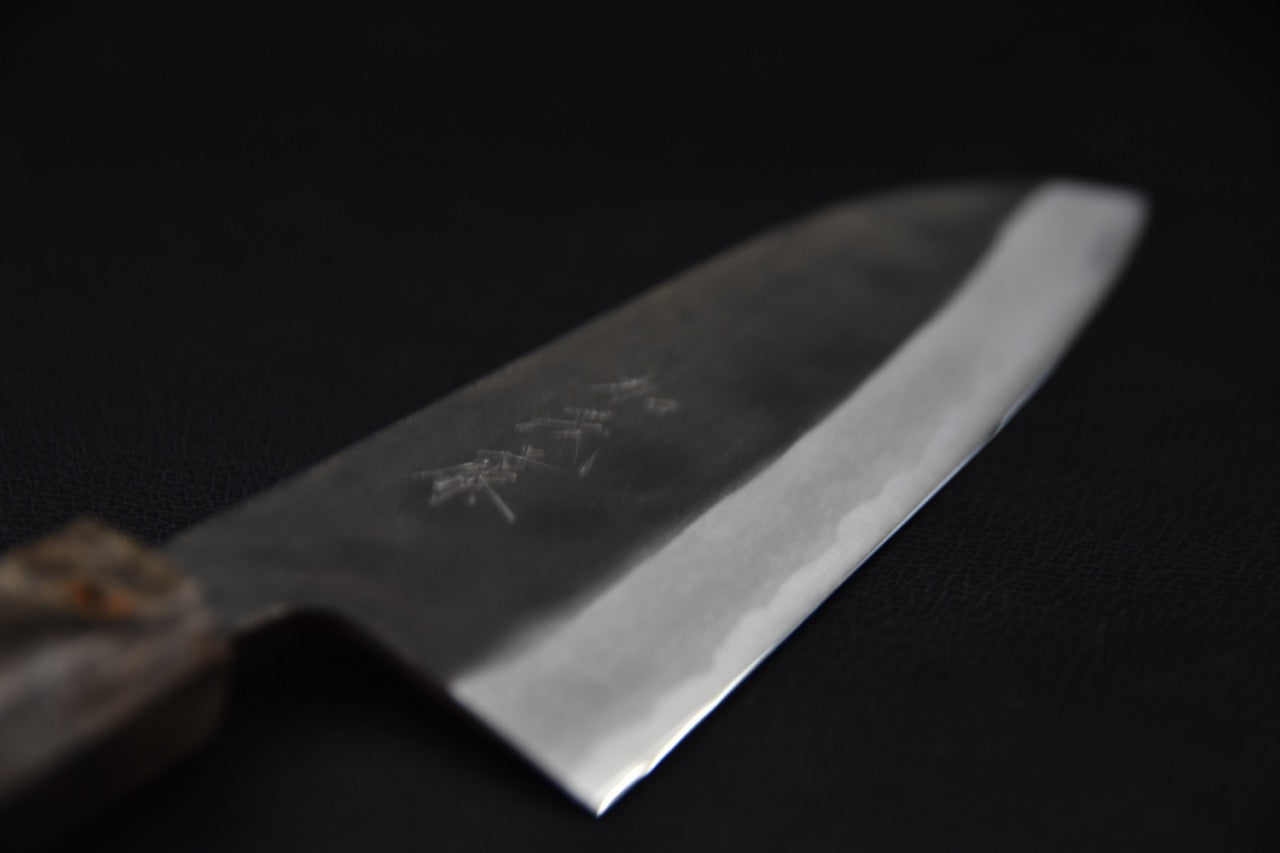 Couteau Santoku japonais fini Kurouchi avec manche en bouleau sur fond noir