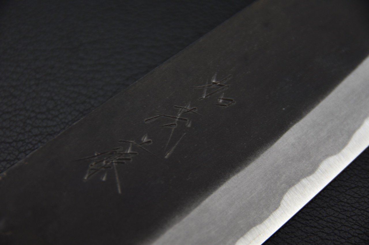 Couteau Santoku japonais en acier Kurouchi avec gravure sur la lame