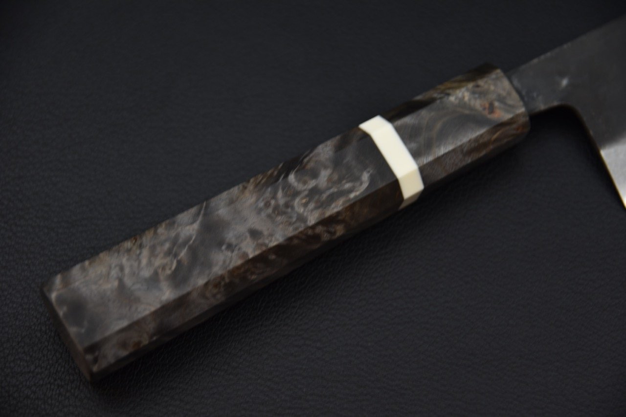 Manche en bouleau du couteau Santoku  kurouchi sur fond noir