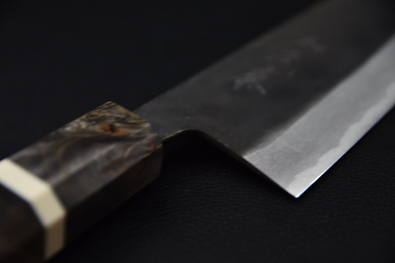 Couteau Santoku japonais avec lame Kurouchi et manche en bouleau sur fond noir