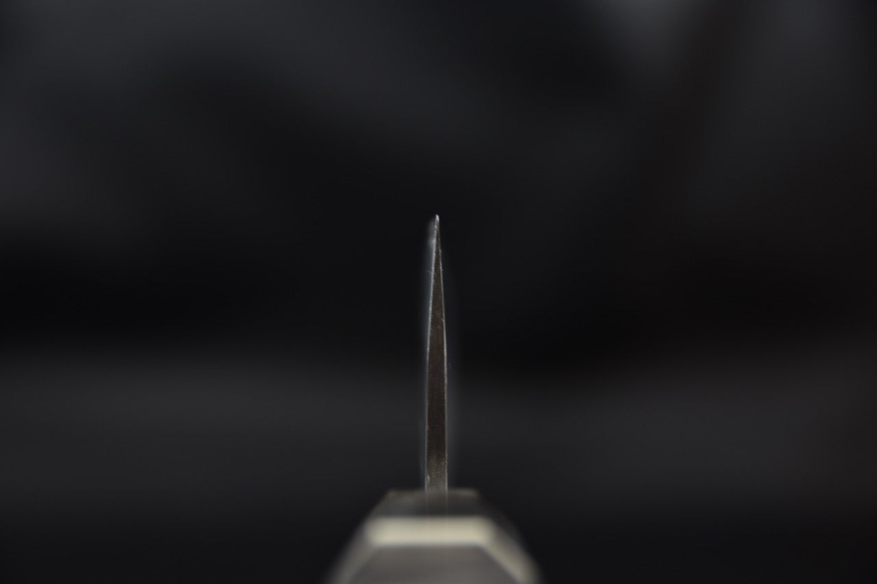 Couteau Santoku Kurouchi avec lame fine et tranchante, idéal pour la cuisine japonaise