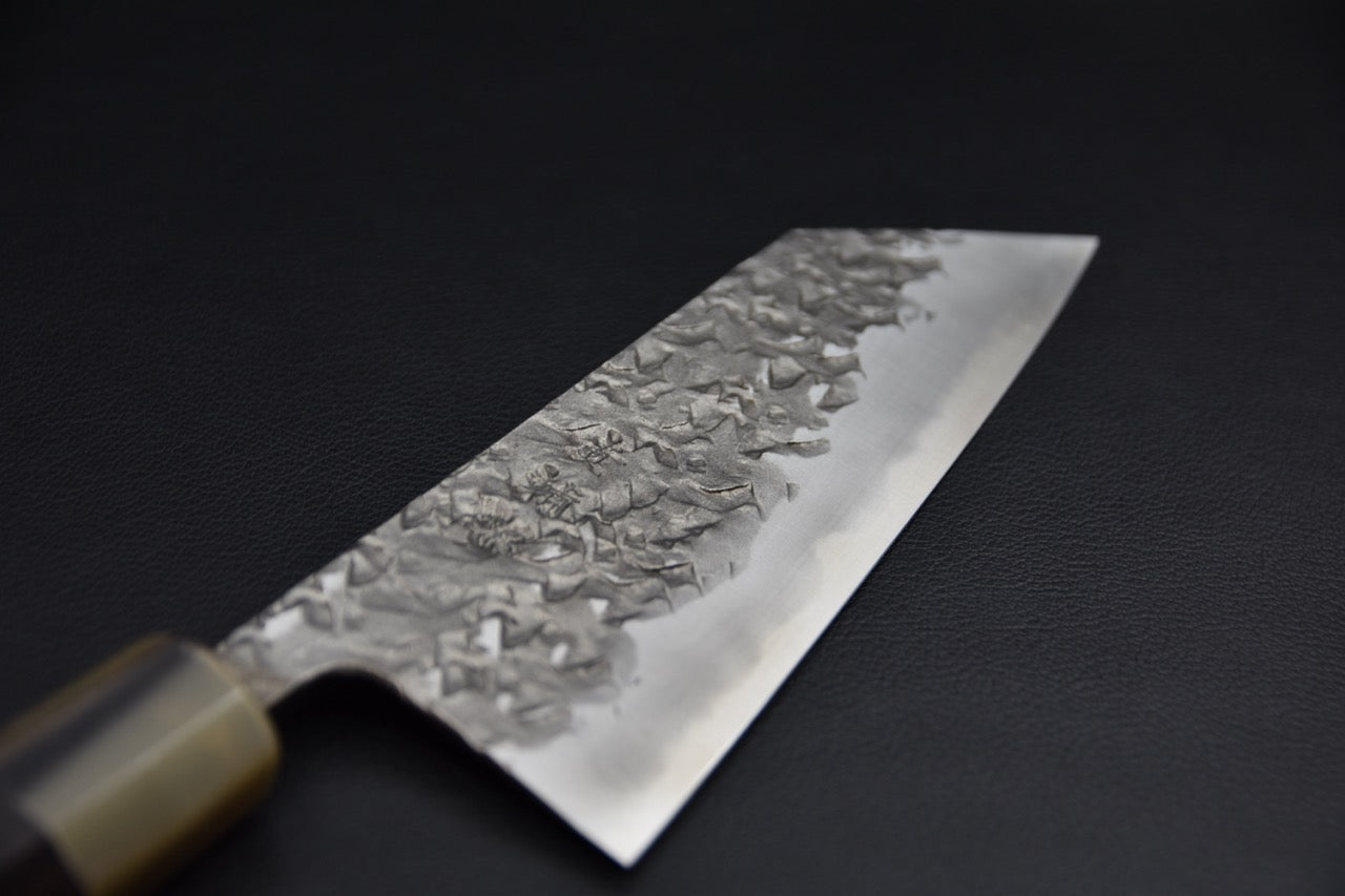 Couteau japonais bunka 180 mm — détail de la finition tsuchime sur le flanc de lame
