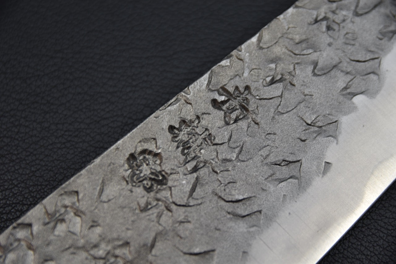 Kiritsuke 210 mm — détail de la finition tsuchime sur le flanc de lame