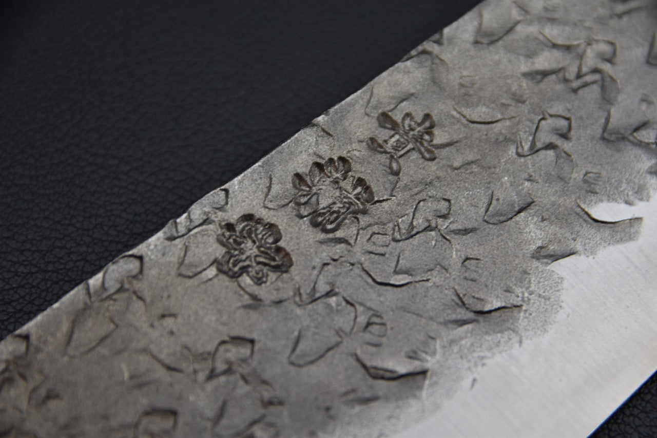 Finition tsuchime sur kiritsuke japonais 240 mm — détail flanc de lame