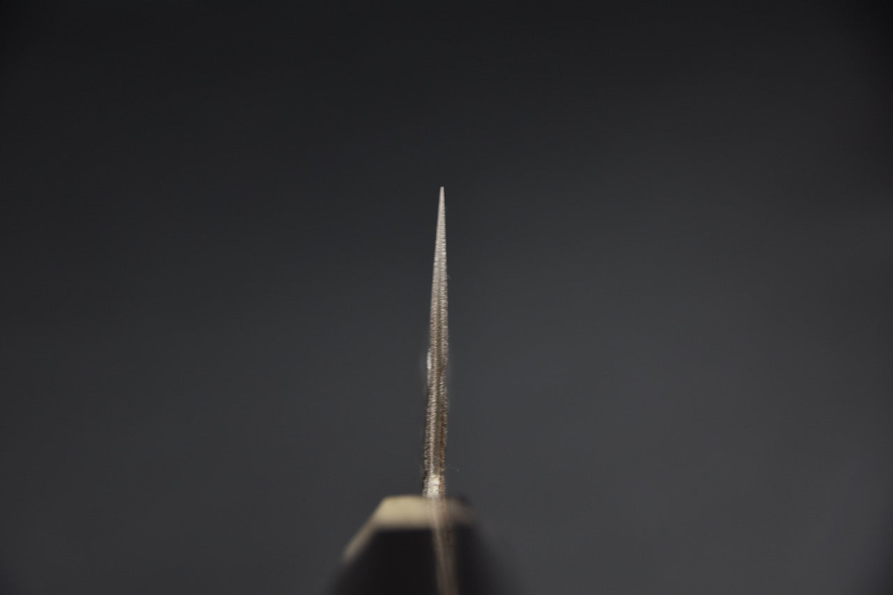 Kiritsuke couteau japonais 240 mm finition tsuchime — vue d'ensemble sur fond neutre