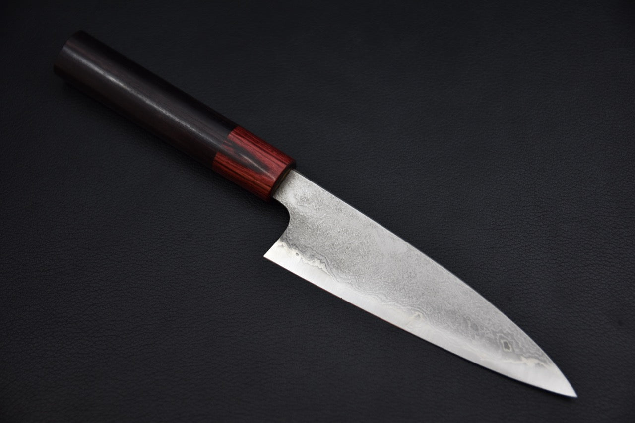 Couteau japonais petty 130 mm en VG10, vue d'ensemble sur fond neutre