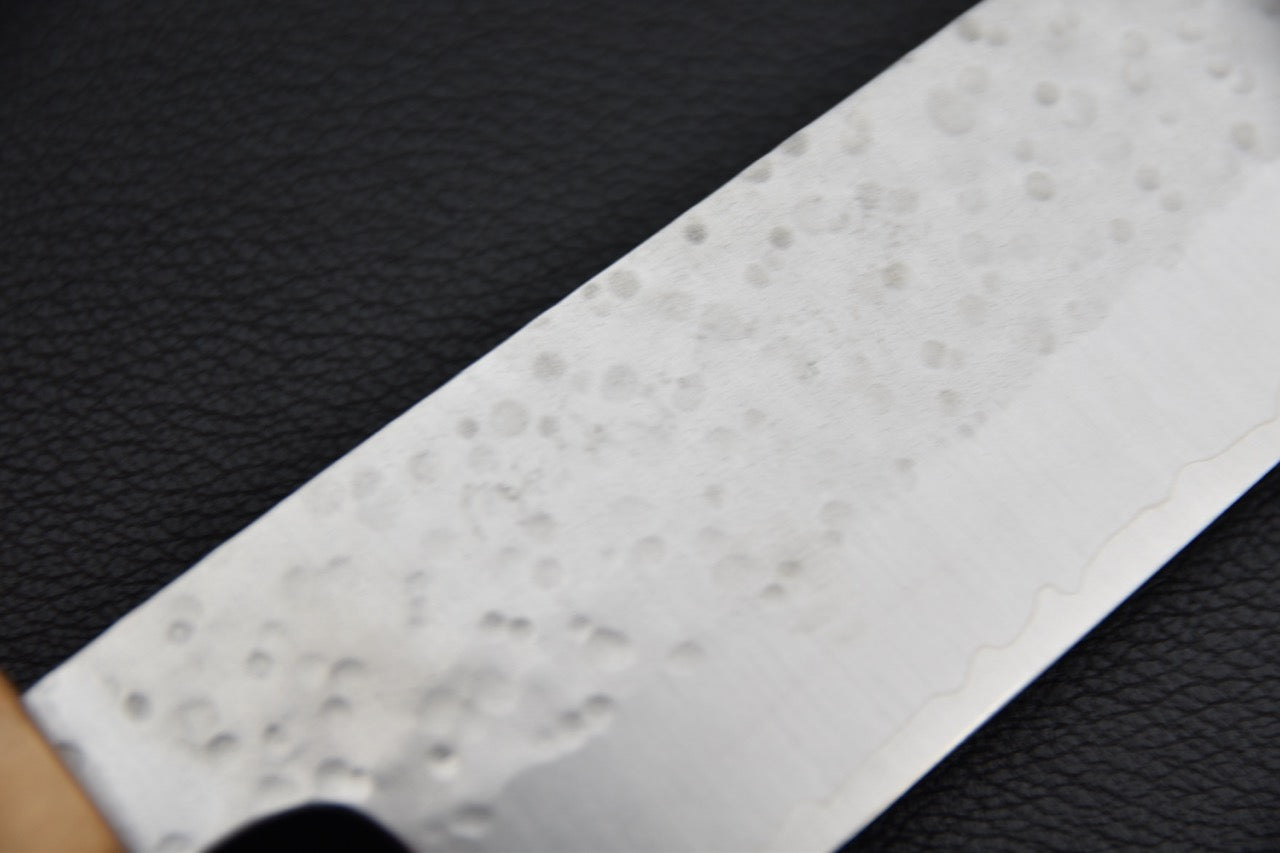 Sujihiki 270 mm SG2 — gros plan sur la finition tsuchime martelée au centre de lame