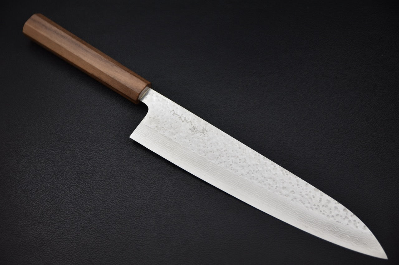 Couteau japonais gyuto 240 mm — vue complète, finition tsuchime et manche en noyer