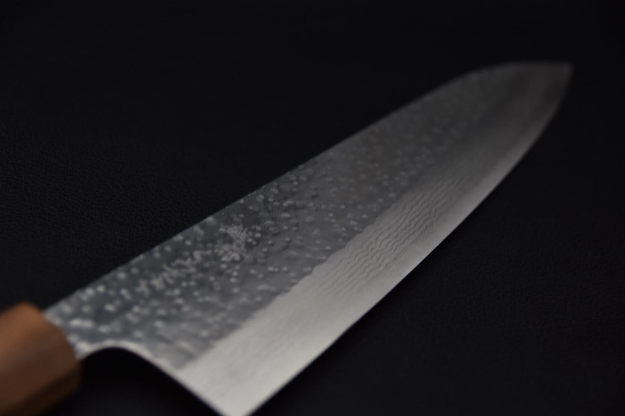 Couteau japonais gyuto 240 mm — profil de lame, finition martelée tsuchime